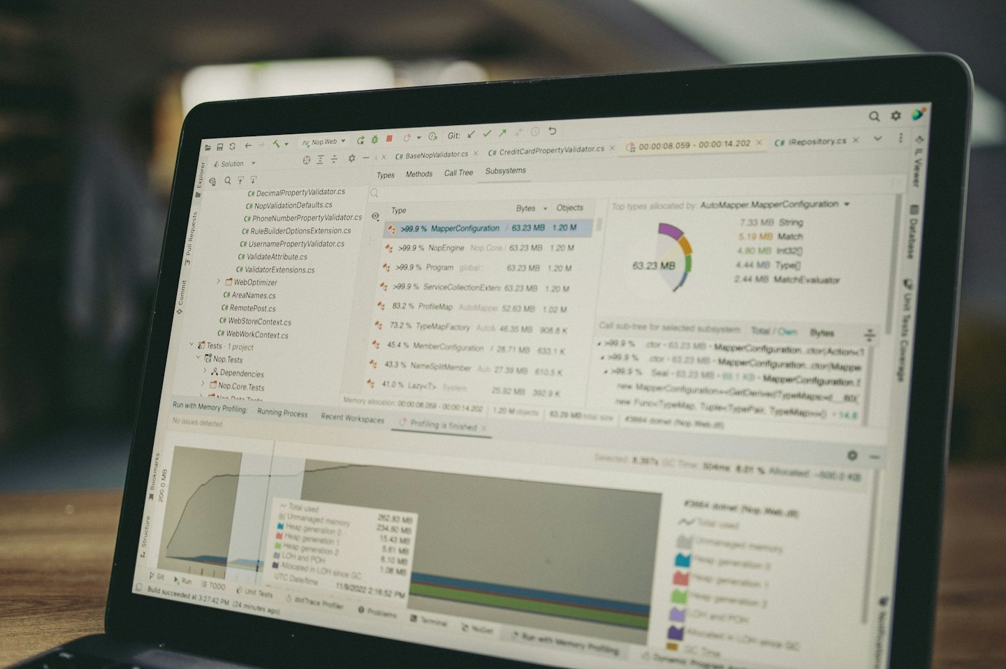 Schermo di un laptop che mostra codice e analisi delle prestazioni.